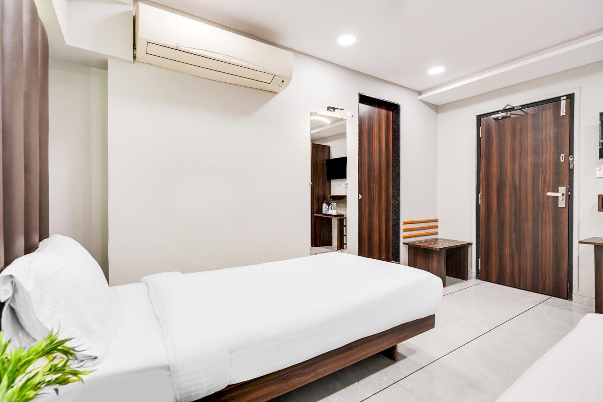 Palette Country Club Surat Otel Dış mekan fotoğraf