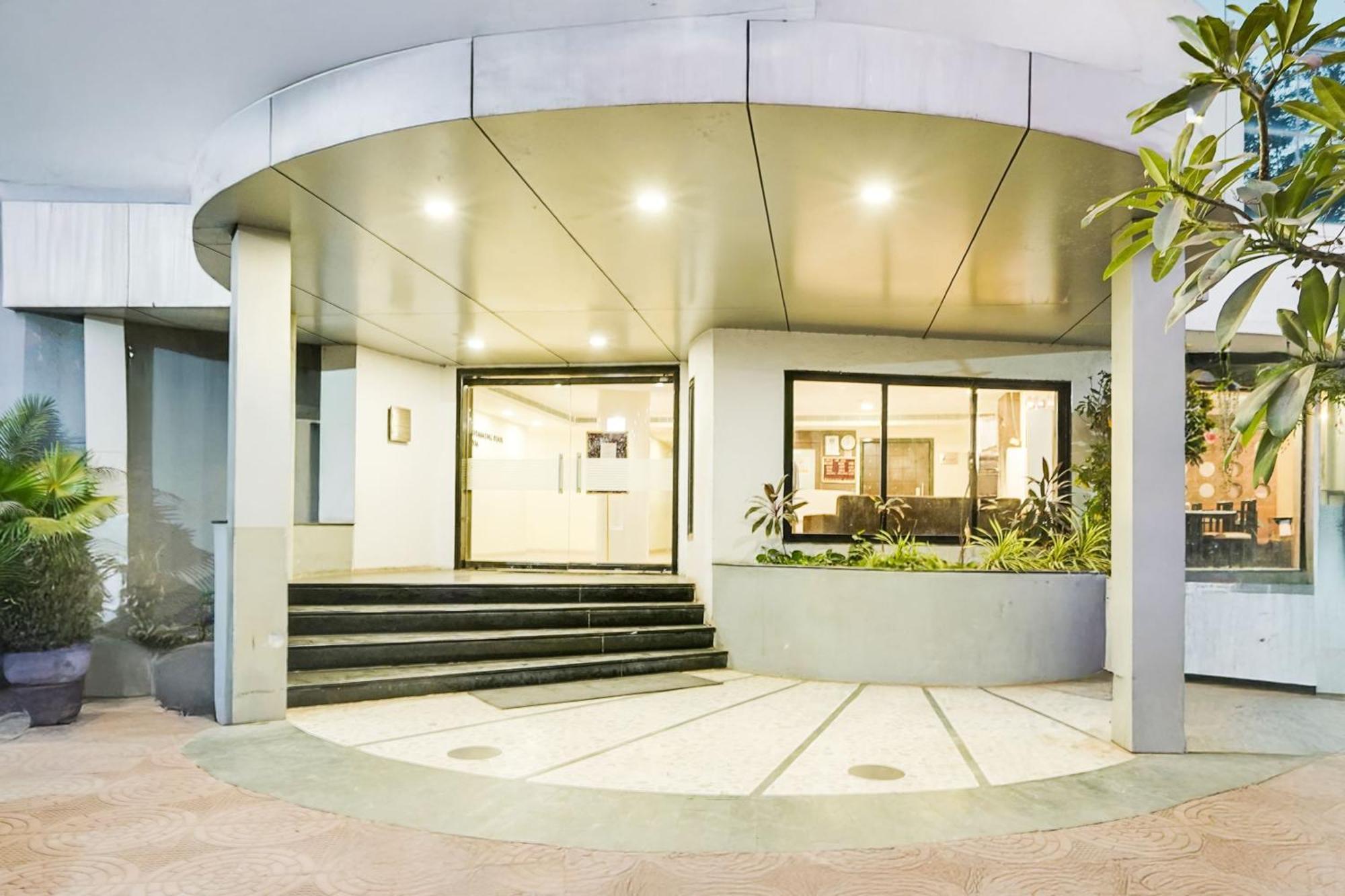 Palette Country Club Surat Otel Dış mekan fotoğraf